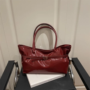 Grand sac cabas vintage bordeaux en similicuir brillant avec doubles poignées