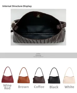 Gros plan de sacs à main tissés en plusieurs couleurs montrant la texture et l'espace intérieur