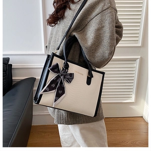 Sac fourre-tout beige chic avec bordure noire et accessoire foulard à pois