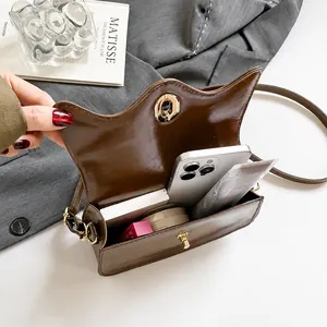 Capacità della borsa vintage marrone con telefono e trucco all'interno