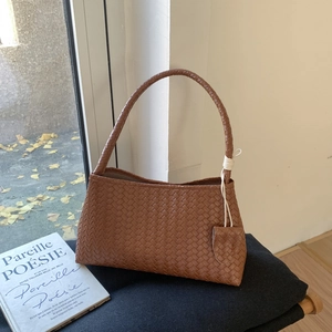 Sac sous le Bras en Cuir PU Tissé pour Femmes Mode Sac à Épaule Tissé à la Main Fourre-tout Décontracté avec Pendentif Coeur Fermoir Magnétique