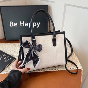 Sac fourre-tout bicolore avec texture serpent et détail d'écharpe en soie à cœurs