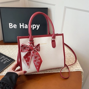 Sac à main bicolore avec foulard en soie rouge et texture peau de serpent gaufrée