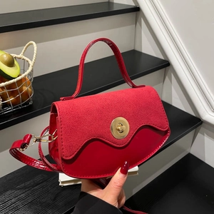 Borsa a mano vintage rossa a mezzaluna con texture miste e chiusura a girello dorata