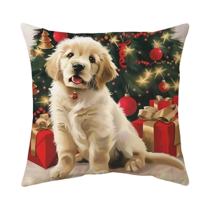 Weihnachtliche Kissenhülle mit Golden Retriever Welpenmotiv und Geschenken aus Soft-Plüsch