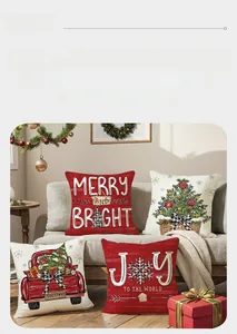 Vierer-Set Weihnachts-Kissenbezüge mit Tannen- und LKW-Motiven auf einem grauen Sofa