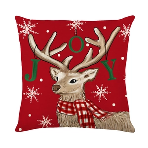 Housse de coussin rouge de Noël avec renne illustré et texte JOY sur fond blanc
