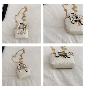 Viste multiple di una mini borsa bianca a grana con catena dorata e chiusura a moschettone