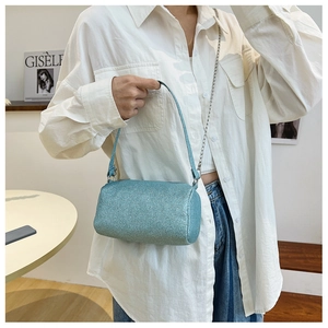 Détail du sac cylindre à paillettes bleues avec des paillettes et chaîne en métal argenté