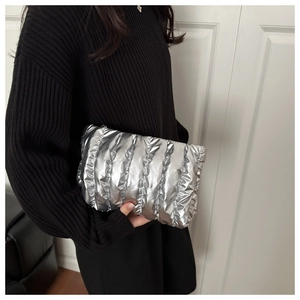 Pochette cosmetica a nuvola trapuntata argento con trama metallica e design a pieghe