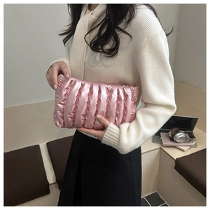Primo piano di una pochette nuvola rosa trapuntata con texture morbida e finitura lucida