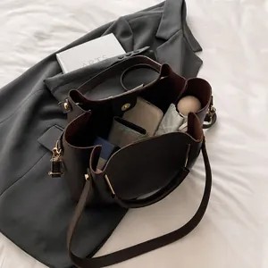Vue de dessus d'un sac seau en cuir marron montrant sa grande capacité pour le quotidien