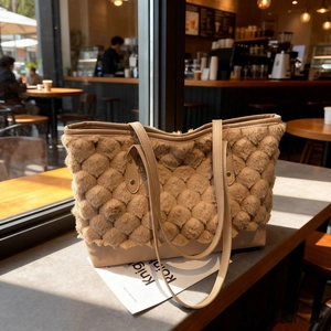 Bolso tote de felpa beige con textura de burbujas y asas de cuero sintético elegante