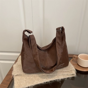 Sac Hobo Vintage en Suède Synthétique Pour Femmes Sac à Épaule Grande Capacité Avec Pendentif Ours Sac Bandoulière Rétro Décontracté