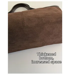 Dettaglio del fondo rinforzato e della grande capacità della borsa tote in pelle scamosciata