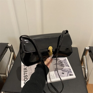 Borsa a spalla in pelle verniciata nera stile francese con chiusura dorata moda