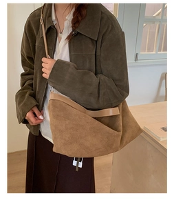 Dettaglio della borsa tote in pelle scamosciata marrone con etichetta e stile vintage