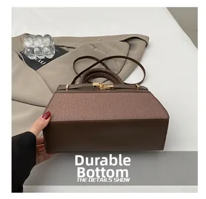 Détail du fond résistant avec cuir contrasté et tissu texturé de ce sac à main moderne