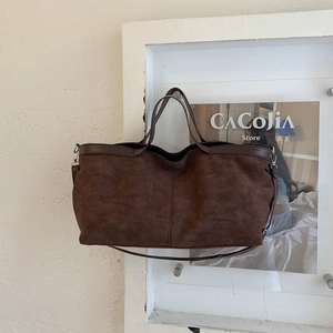 Grande borsa tote opaca marrone scuro con tracolla per il pendolarismo quotidiano e crossbody