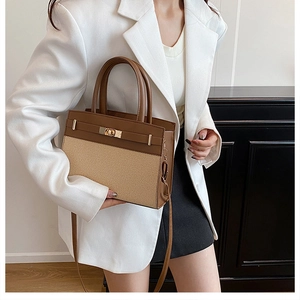 Détail d'un sac cabas contrasté avec garniture en cuir et panneaux en tissu tissé