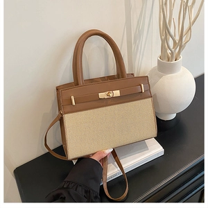 Détails du sac en cuir bicolore et paille avec fermoir doré et poignée chic