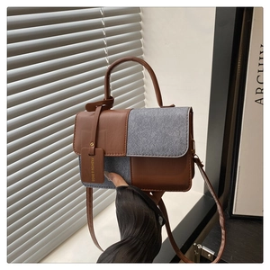 Details der zweifarbigen quadratischen Tasche mit Leder- und Denim-Texturen