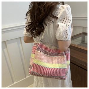 Détail du sac à bandoulière tissé à rayures colorées avec texture ondulée et sangle