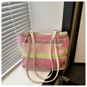 Détails de la texture tissée colorée du sac d'été avec de fines bretelles en cuir