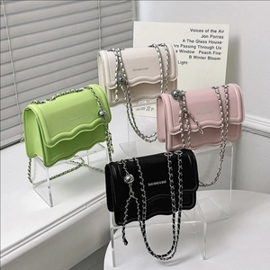 Sac Bandoulière Femme en Cuir PU avec Bordure Ondulée et Bandoulière Chaîne Sac à Épaule Carré à la Mode avec Boule en Métal Réglable