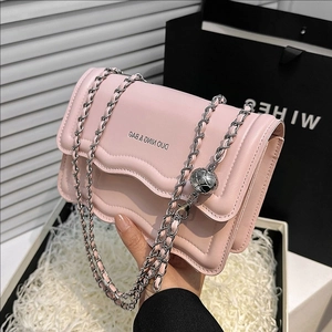 Sac bandoulière rose avec bord festonné, bandoulière chaîne à bille et design carré épuré