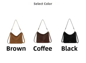 Trois sacs portés épaule en daim mat minimalistes déclinés en marron, café et noir