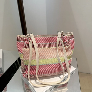Sac fourre-tout tissé à rayures colorées avec bandoulière en cuir blanc sur fond blanc
