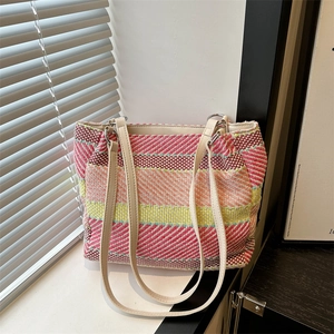 Sac fourre-tout tissé à rayures colorées avec lanières en cuir blanc pour les vacances