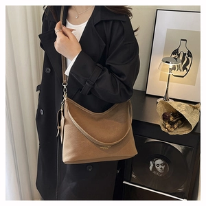 Détail du sac bandoulière marron en cuir avec lettrage doré FASHION & BAGS et sangle réglable