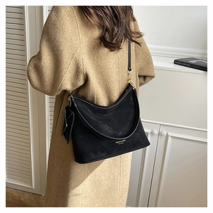 Détails du cabas en cuir grainé noir avec surpiqûres contrastées et logo doré chic