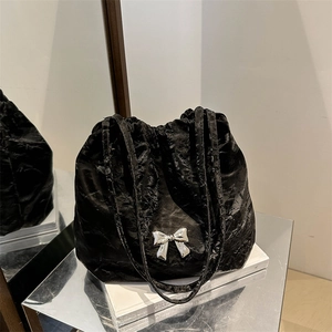 Grand sac fourre-tout noir effet froissé avec nœud en métal argenté et doubles anses