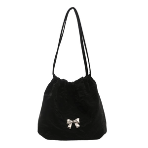Sac à dos mode en tissu noir avec boucle de nœud argentée et fermeture à cordon pour femme