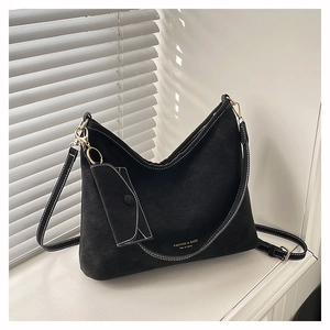 Détail du sac cabas noir avec coutures blanches et mini-pochette amovible assortie