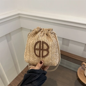 Sac seau tendance en paille avec patch cuir HB et fermeture cordon pour femmes