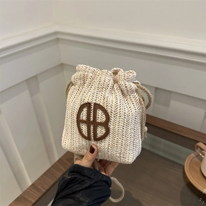 Sac seau tissé crème minimaliste avec logo AB et fermeture à cordon de serrage