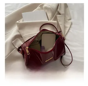Détail de la capacité intérieure du sac cylindre bordeaux avec motif matelassé