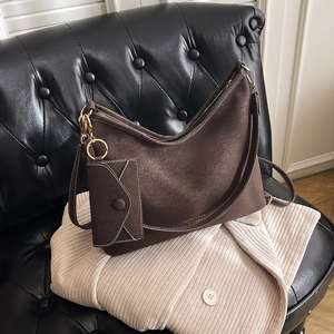 Sac fourre-tout rétro marron mat avec boucles dorées et petite pochette assortie