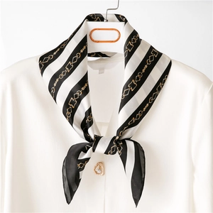 Foulard Carré À Imprimé Graphique Élégant En Satin Artificielle Écharpe De Cou Avec Motif Chaîne Mode Polyvalent Pour Femmes