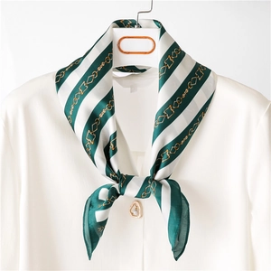 Élégant foulard en soie rayé vert et blanc avec imprimé chaîne dorée sur chemise
