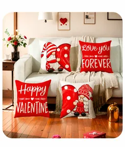Detailansicht von vier Valentinstag-Kissenbezügen mit Zwergen- und Herzmotiven auf Sofa