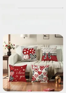 Lot de 4 housses de coussin motif Saint-Valentin avec cœurs et textes sur canapé blanc