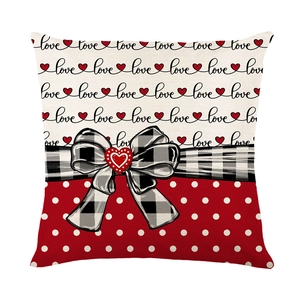 Housse de coussin Saint-Valentin avec texte love et motif cœurs à pois rouges