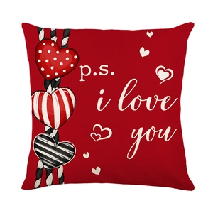 Housse de coussin rouge pour la Saint-Valentin avec motifs de cœurs et texte p.s. i love you