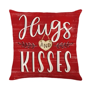 Rode kussensloop Hugs and Kisses met hartmotief en linnenachtige textuur