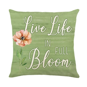 Fodera per cuscino verde con stampa floreale rosa e scritta Live Life in Full Bloom